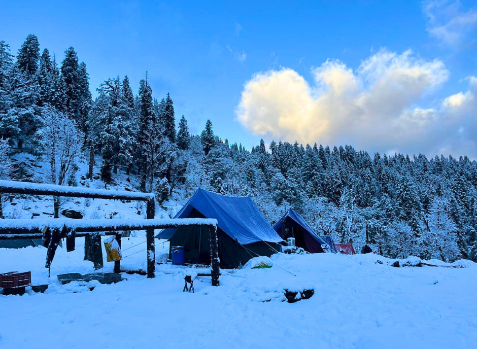 Kedarkantha Trek in Winter covered with snow